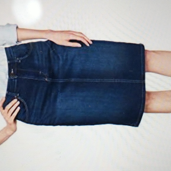 Amazon best seller Lee Women's Relaxed Fit Skirt, dark denim, size 6-8 - Picture 1 of 7